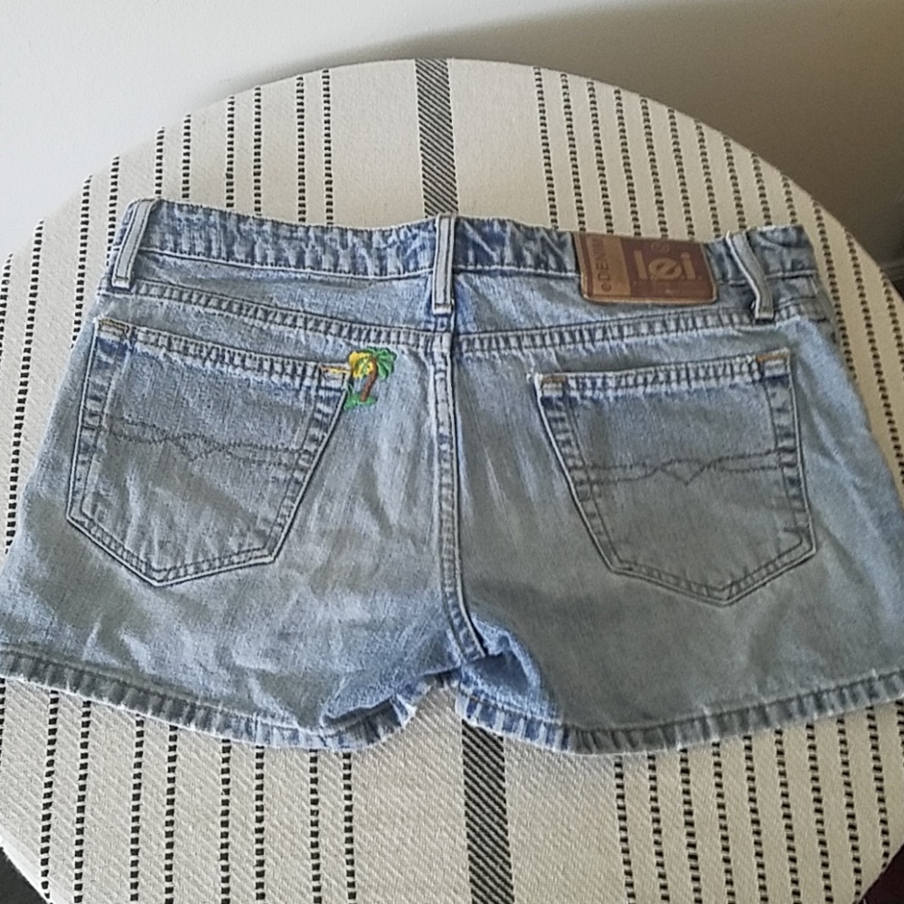 Lei Vintage Denim jean shorts light wash mid rise